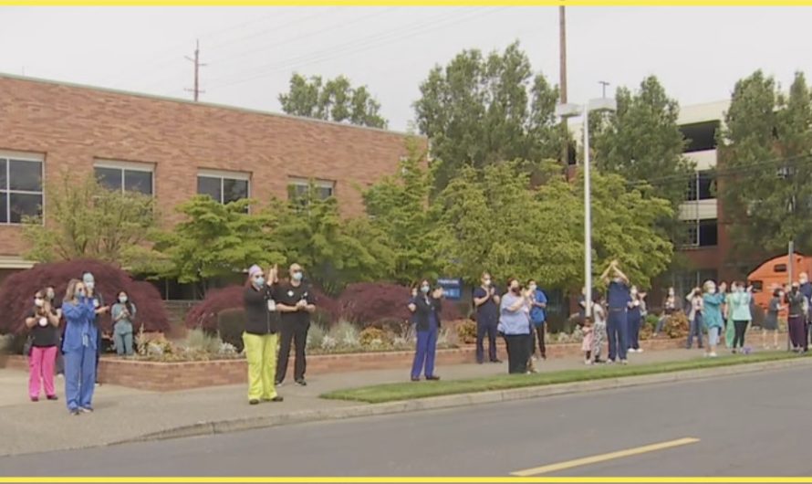 口罩戴到破裂！护士在OHSU Hillsboro外面抗议！