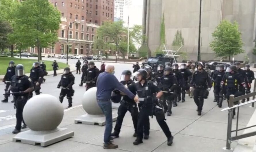 推倒75岁抗议者的两个警察被停职，57人辞职！