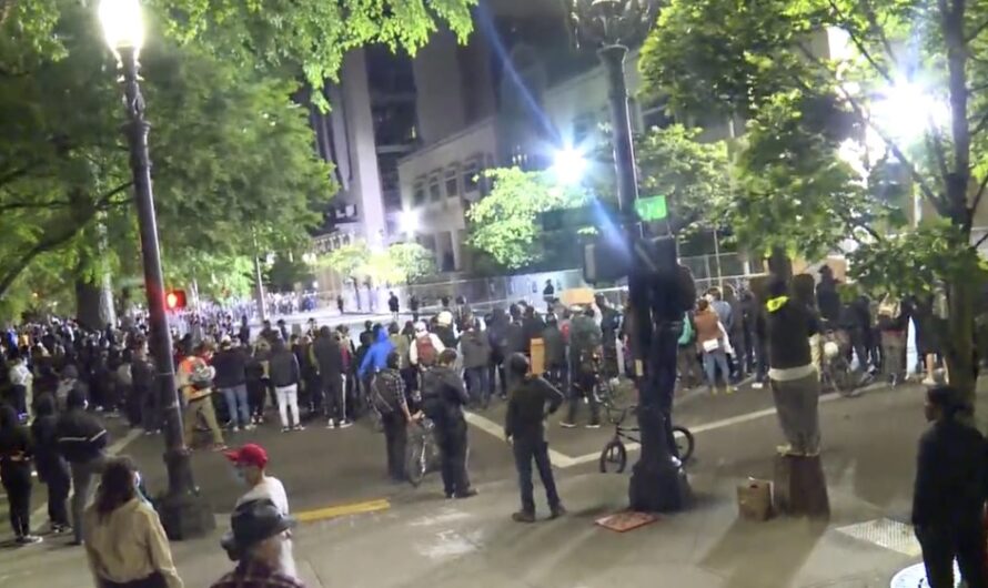 星期三波特兰示威，震耳欲聋，群情激昂…