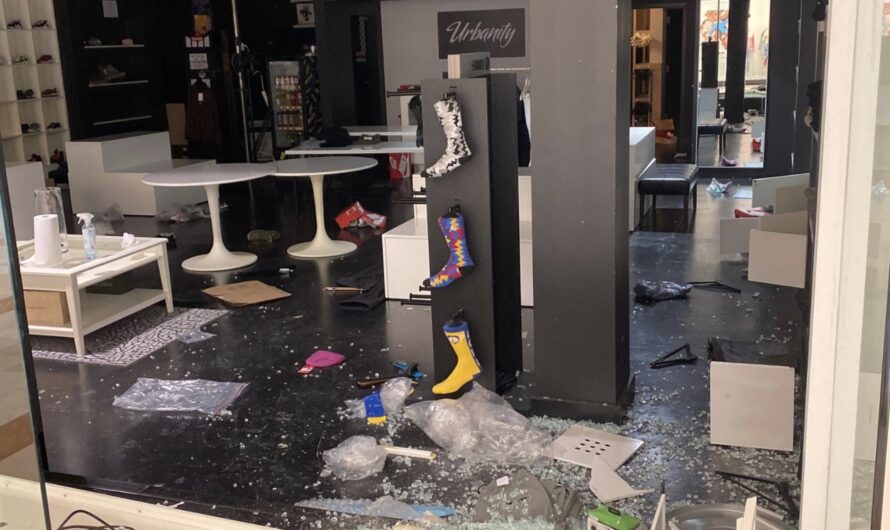 Bellevue广场洗劫之后，商店如战场爆炸过