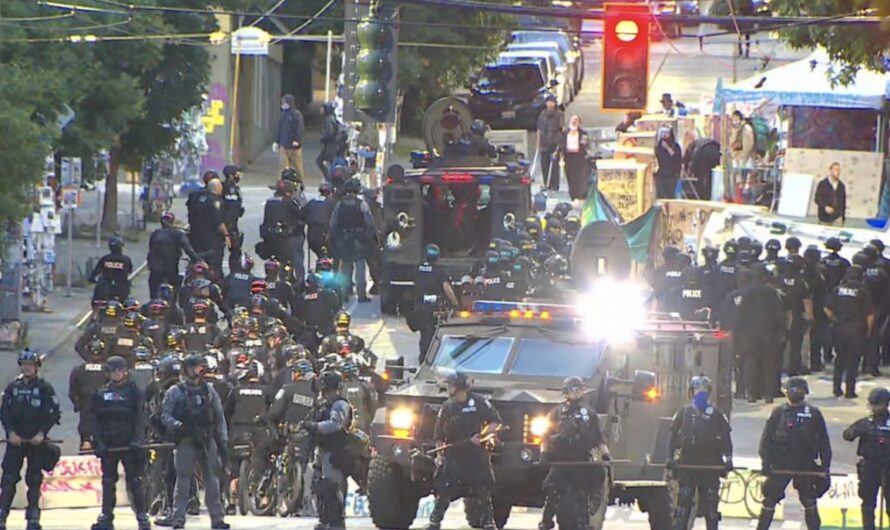 西雅图警察清场“占领区”！逮捕31名抗议者！