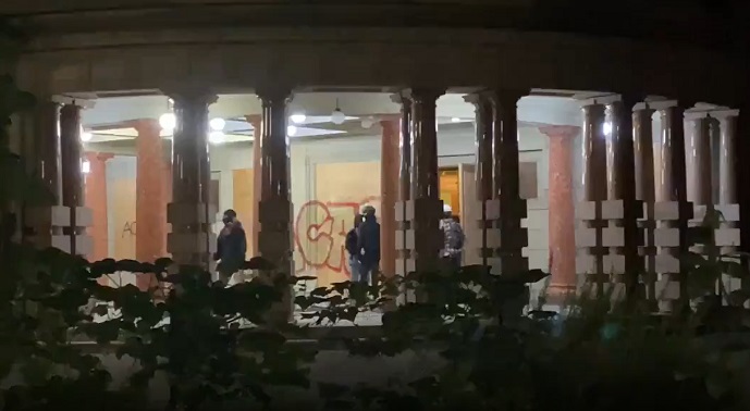 波特兰市政府大楼暴动，州长婉拒特朗普的帮助