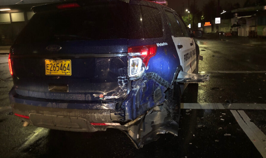 波特兰警车在等红灯时被撞烂，警察受伤