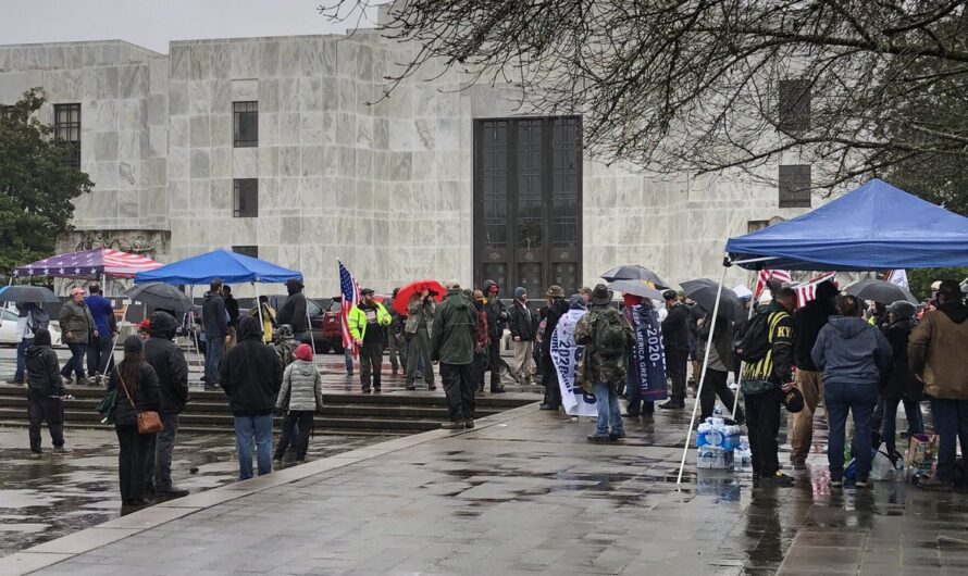 俄勒冈州国会大厦宣布非法集会