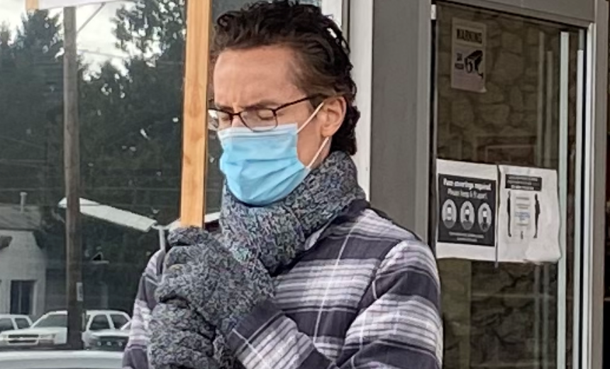 他孤身一人站在风雨中，为我们举起牌子