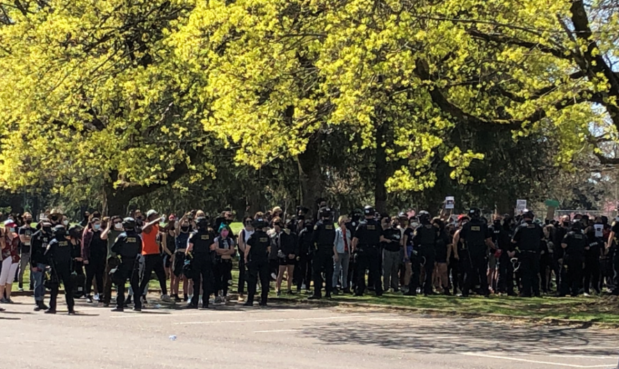 波特兰Holgate 92街一人被警察枪杀，抗议者聚集对峙
