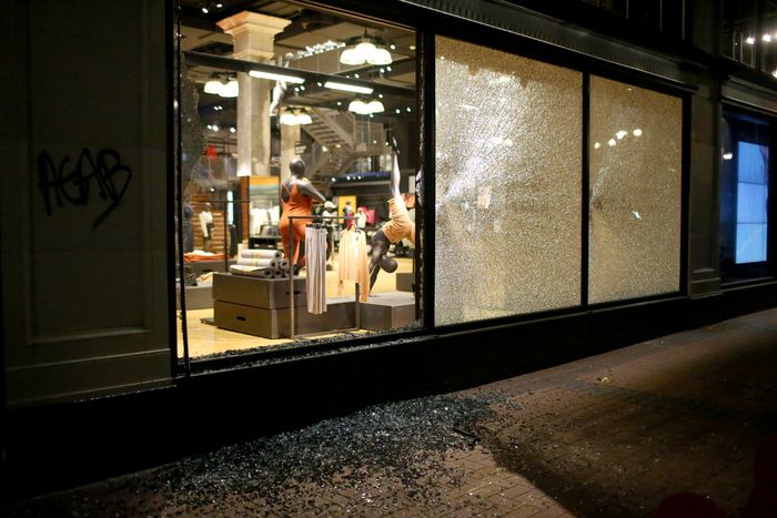 波特兰发生暴动，破坏者爆玻璃、盗窃