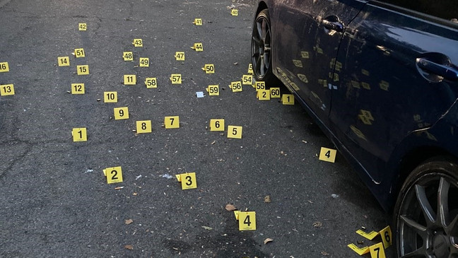 居民公寓楼和汽车被扫射，现场发现100个以上子弹壳