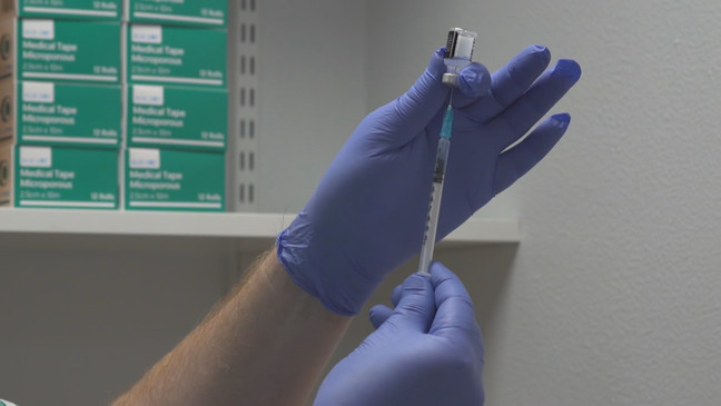 感染过新冠也要打疫苗，6工人起诉俄勒冈州长