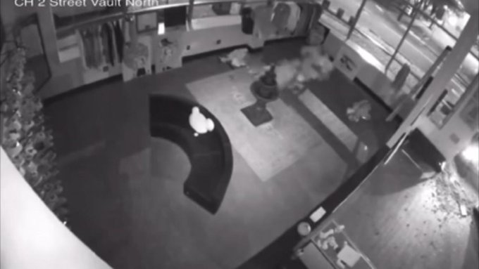 小偷在市中心用汽车直接撞门抢劫