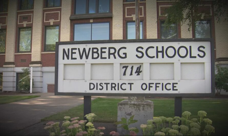 俄勒冈州一校长因支持黑命贵旗帜被解雇