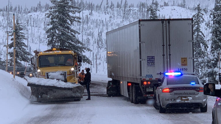 AAA建议驾车出行前准备好水和食物