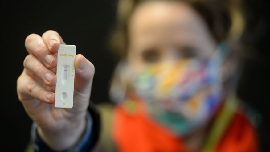 星期四报告增7871例新冠，19例死亡