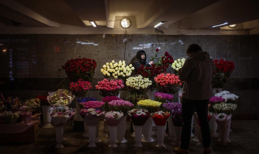 情人节吻别！美国关闭大使馆，乌克兰风声鹤唳全民皆兵！