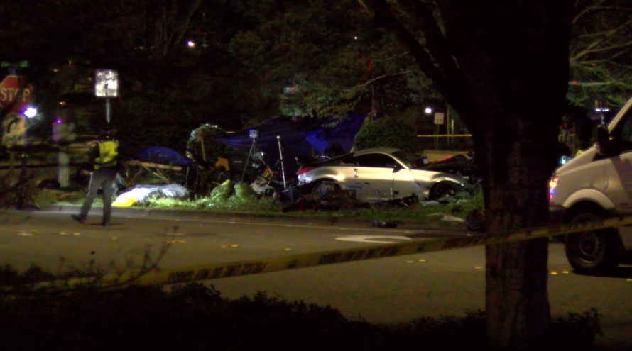 汽车撞进无家可归者营地，4死3伤