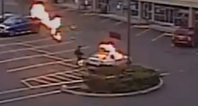 纵火犯在Fred Meyer超市前放火烧车！