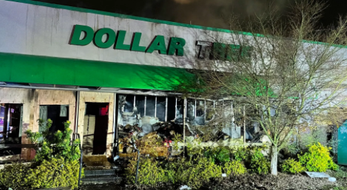 Dollar Tree 商店起火，屋顶部分倒塌