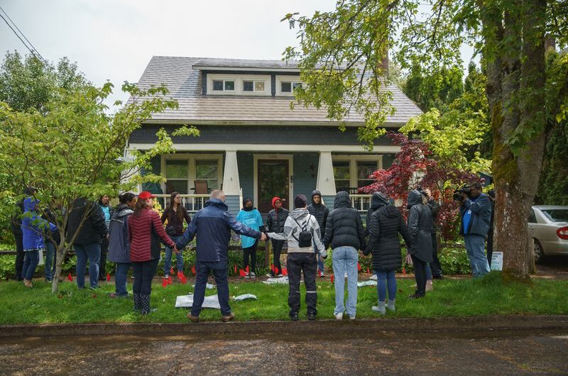 母亲节，几十名妈妈冒雨到布朗州长家抗议吸毒成瘾
