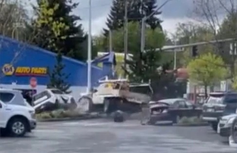 疑似酒驾司机连撞十几辆车