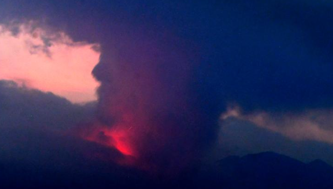 日本樱岛火山喷发引发最高警戒