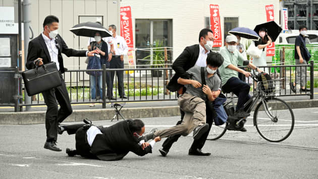 日本前首相安倍晋三中枪，死亡