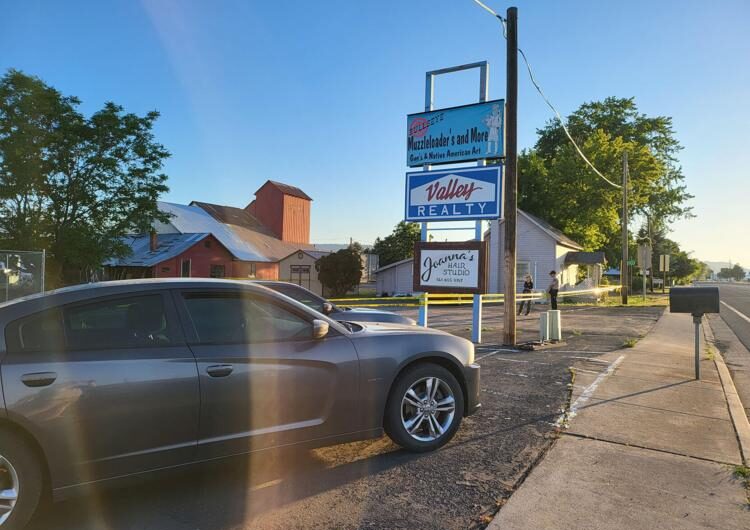 三蒙面人武装打劫枪店，向警察开枪！一人逃脱！