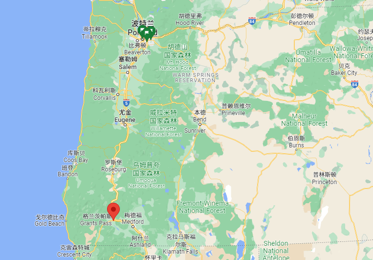 与山火擦肩而过，一男子故意放火烧森林