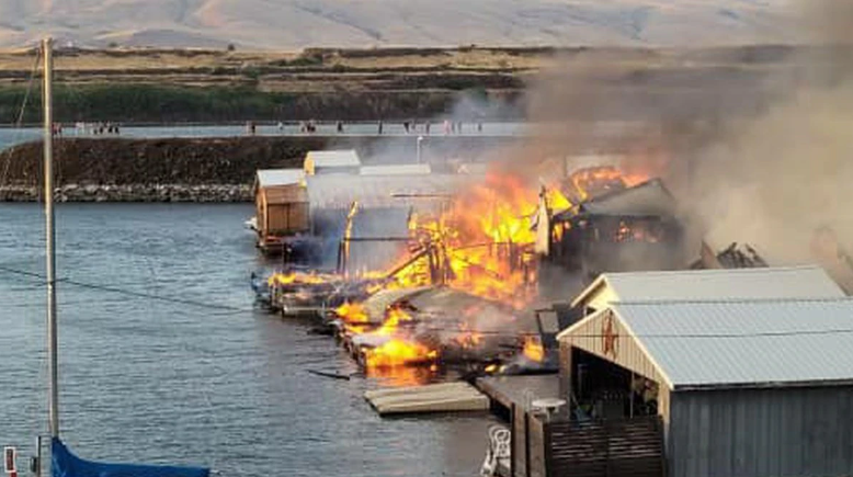 俄勒冈州Dalles码头火灾，8船屋被摧毁