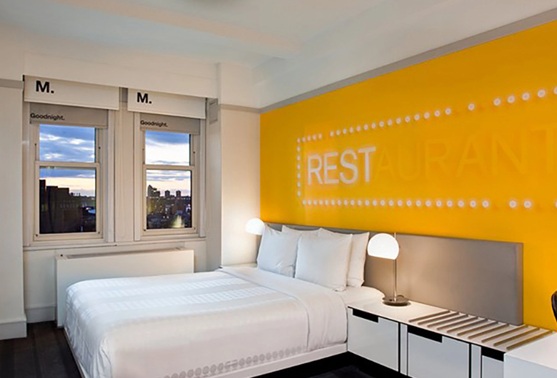 非法移民免费入住时代广场最豪华酒店，叹世界！