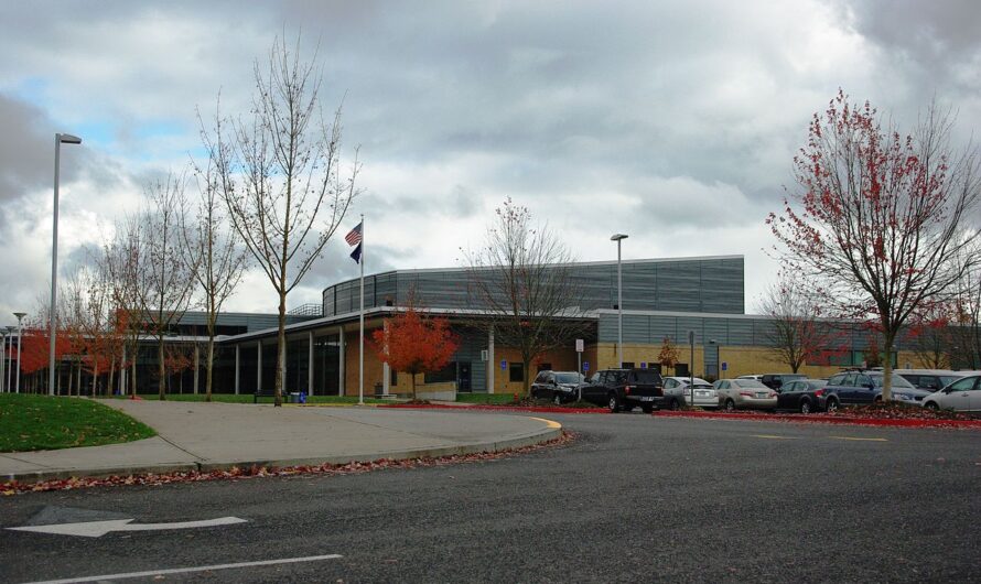 惊险一幕！Clackamas高中突然封锁，三学生被捕！