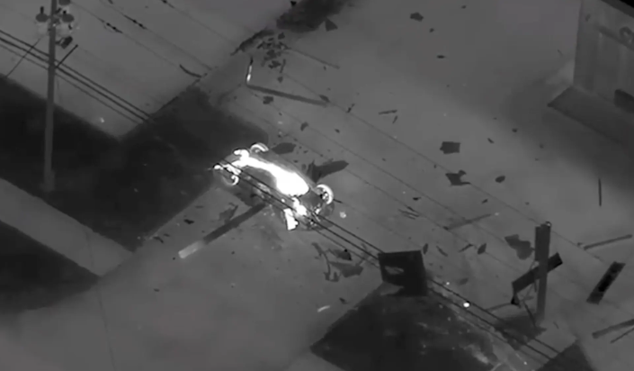 美国佛州！盗车贼被激烈追捕，凌空坠毁！主犯重伤仍被起诉！