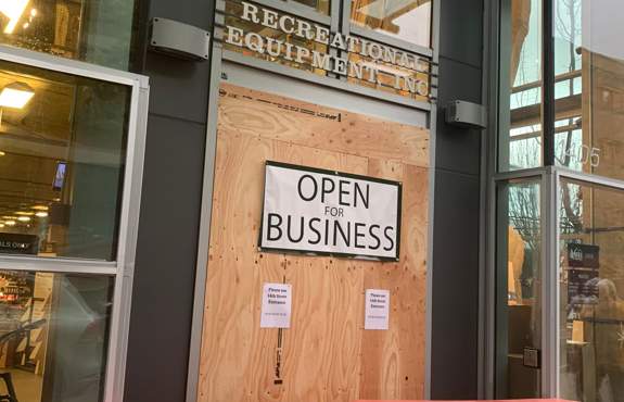 2022年犯罪大破记录！波村抢劫新趋势：用车撞、用肉搏！