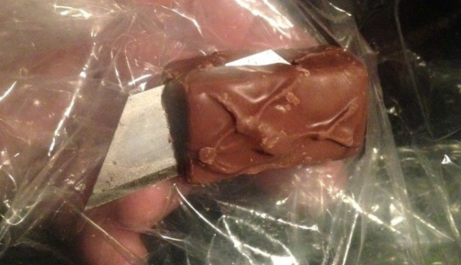 请检查！万圣节糖果中发现剃须刀片！