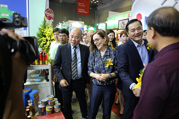 俄勒冈州州长感染新冠病毒，刚从越南回来！