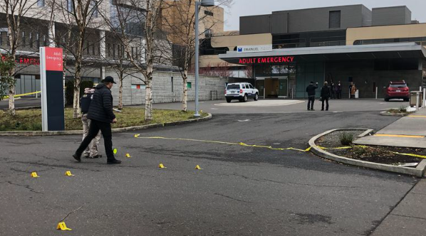 子弹打碎了波特兰医院急诊室的玻璃门