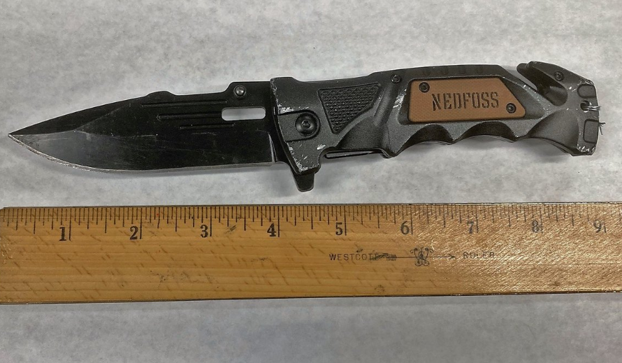 两15岁“少年”持刀枪当街抢劫，被捕！