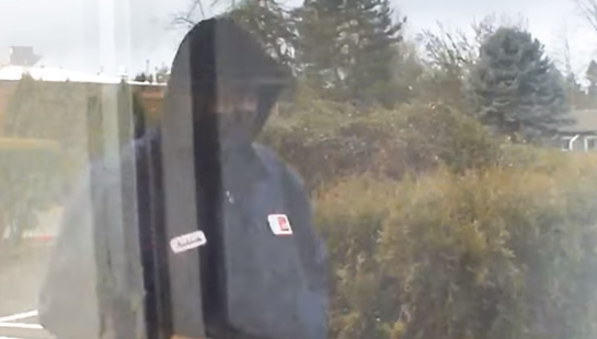 Tigard 警察通缉一名武装抢劫犯