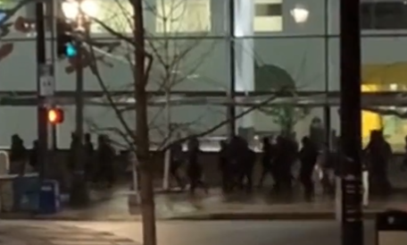 波特兰抗议者集合：没公义，没和平！