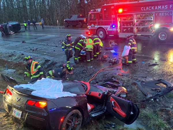 212公路因道路湿滑发生车祸，两人住院