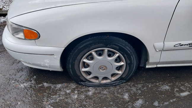 Sandy市 56辆车被插爆车轮