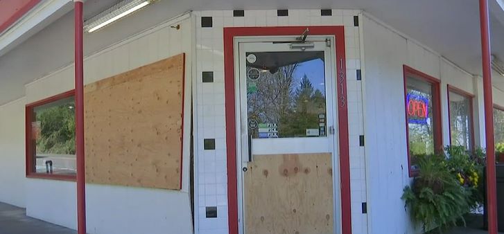 绝了！波特兰90%的餐馆被砸过，整台取款机扛走！