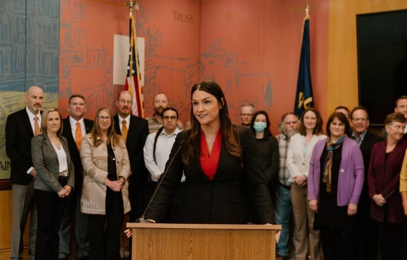 民主党后台老板曝光！州务卿兼职大麻公司顾问，州长吃醋！