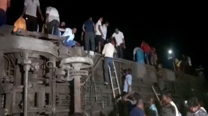 印度两火车相撞，至少288人死亡，803人受伤！