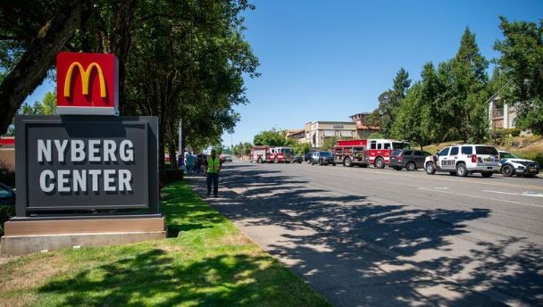 警察在送驱逐通知书时被枪击，嫌疑人死亡