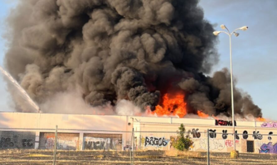 波特兰旧Kmart大楼发生火灾，完全烧毁！