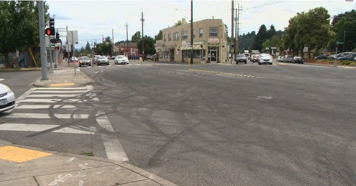 波特兰街头赛车无人理，警察面对抢劫无能为力