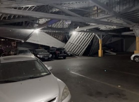 兰苏园对面街的车库屋顶倒塌