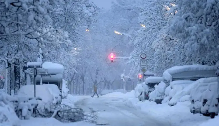 暴风雪导致慕尼黑机场瘫痪、中欧旅行混乱~