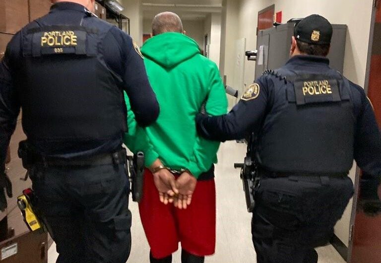 人才！波特兰大盗偷了120台手提电脑藏在家里！