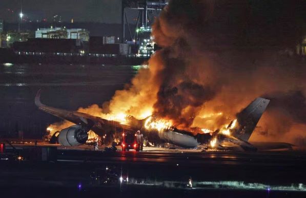 日本两飞机在跑道上相撞；数百人逃离火球！